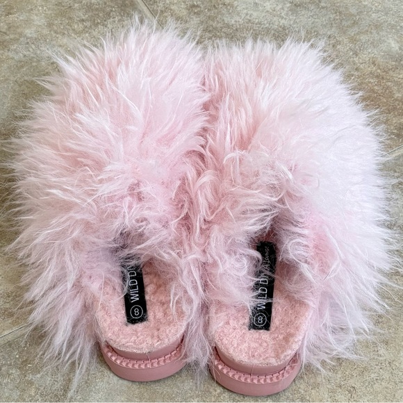 Wild Diva Fluffy Pink Kids Slippers - Picture 1 of 5